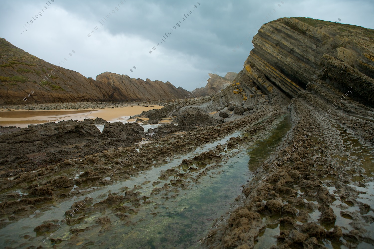 Fotografía de paisaje de la costa quebrada en Liencres, Cantabria, un lugar espectacular