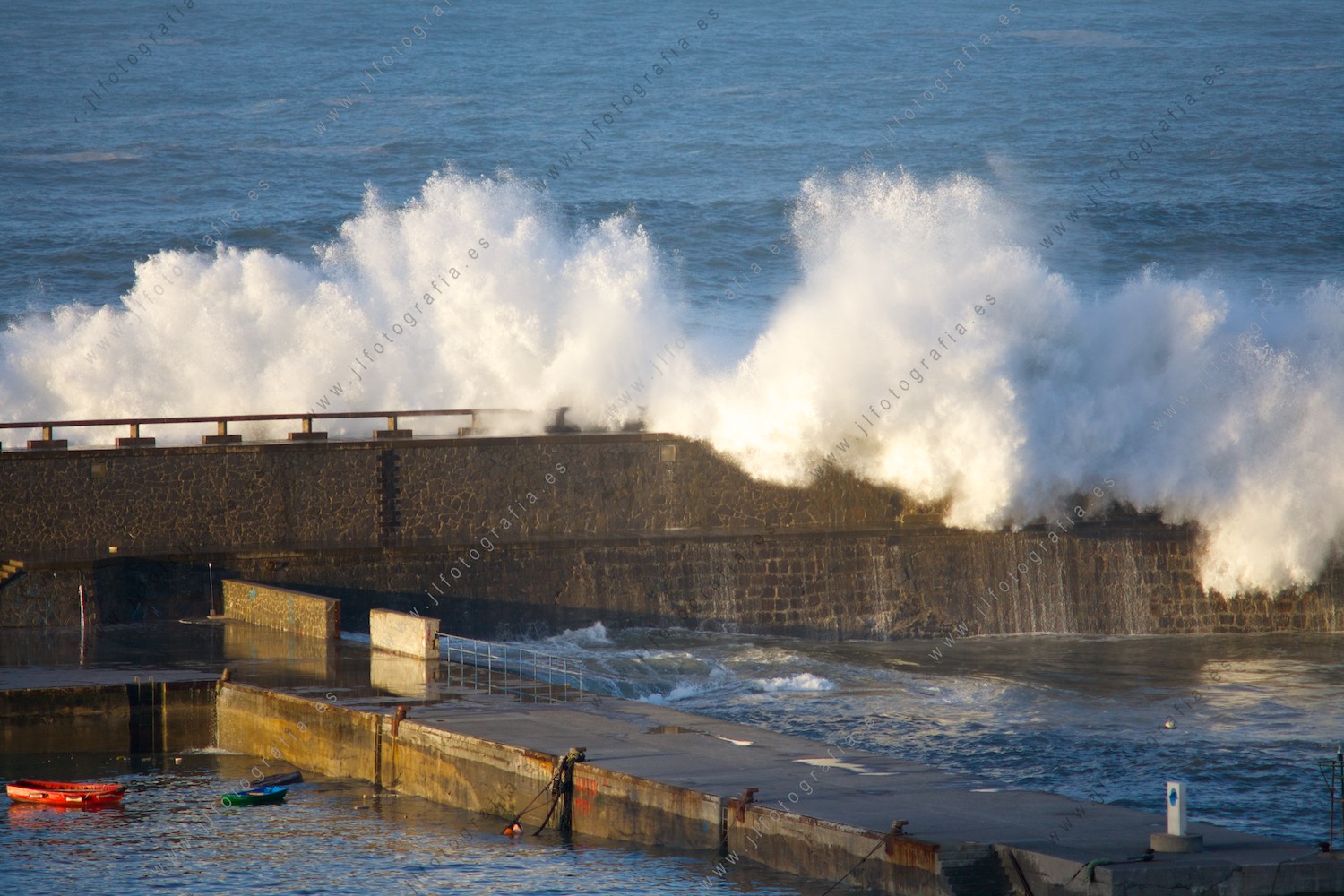 Las olas gigantes del temporal de febrero, rompen contra uno de los diques del puerto de Bermeo, levantando metros de columnas de agua. 