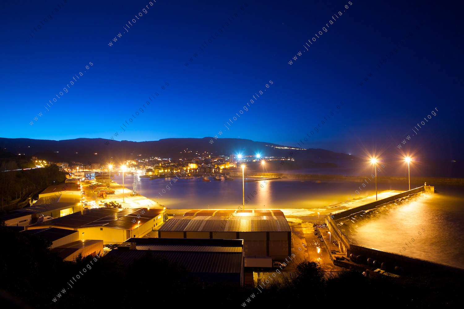 Fotografía panorámica nocturna del puerto de Bermeo, en la hora azul