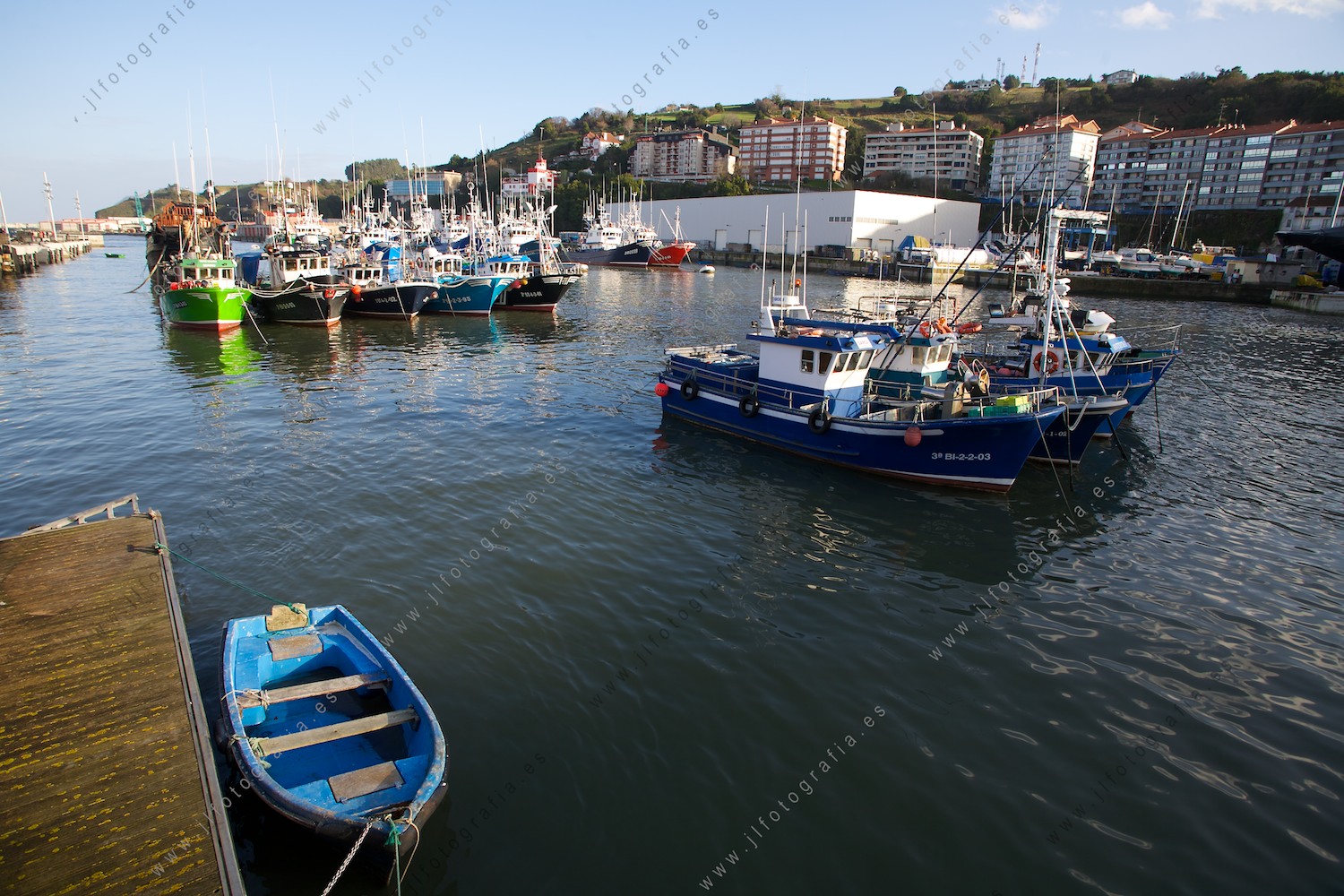 El interior del puerto de Bermeo, con los barcos de pesca en aguas tranquilas