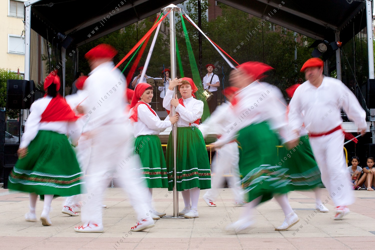 Danzas tradicionales vascas en el parque de los hermanos, durante las fiestas de Barakaldo