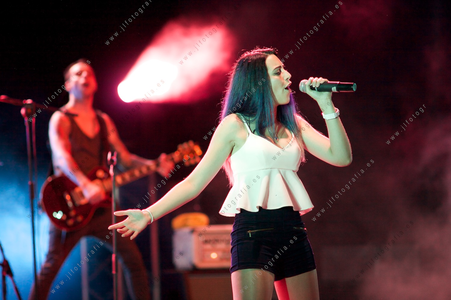 una de las cantantes del grupo Sweet California en la actuación en la Herriko Plaza de Barakaldo