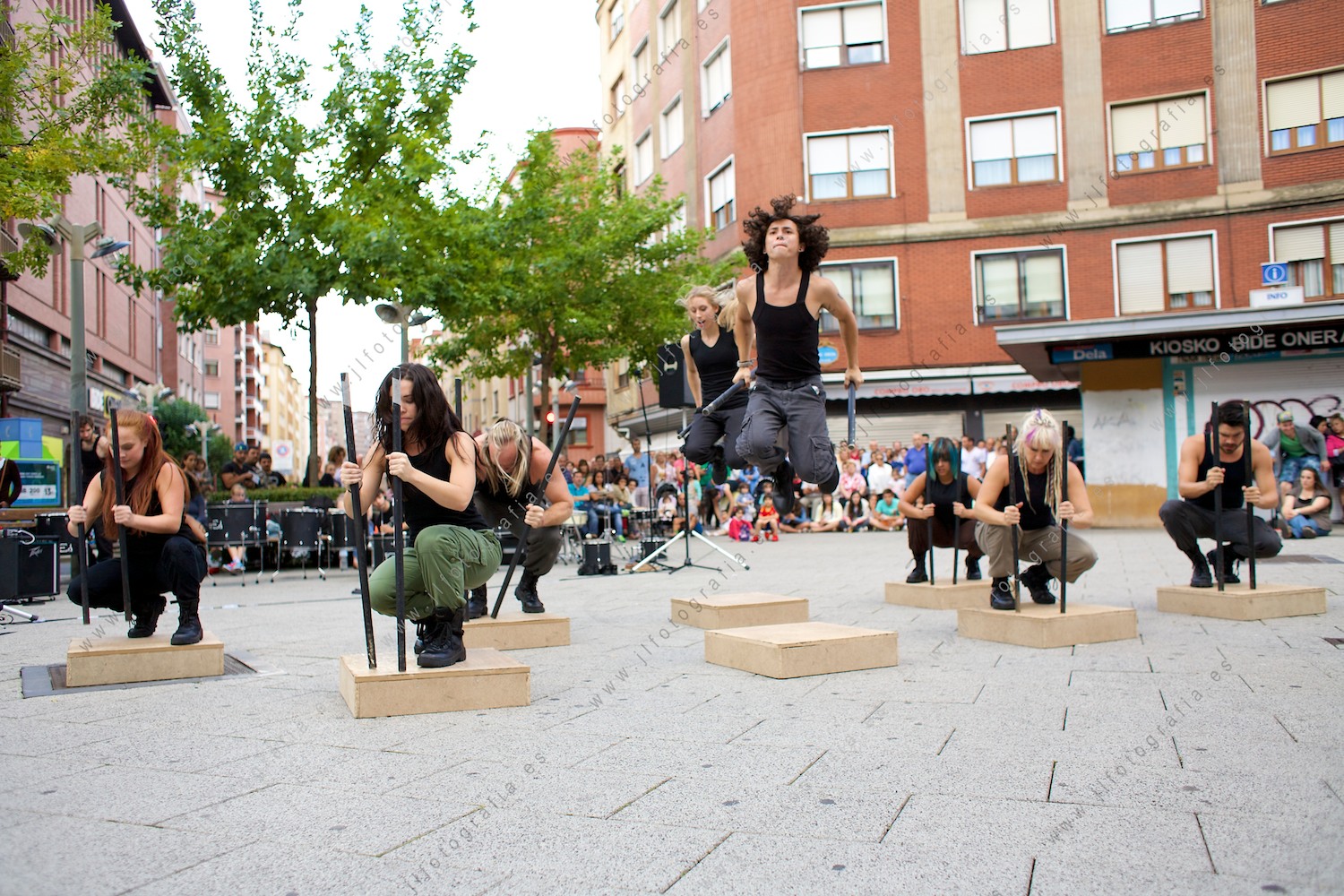 Momento de la actuación de Tred Dance en Barakaldo, en el que saltan y golpean sobre cajas de madera