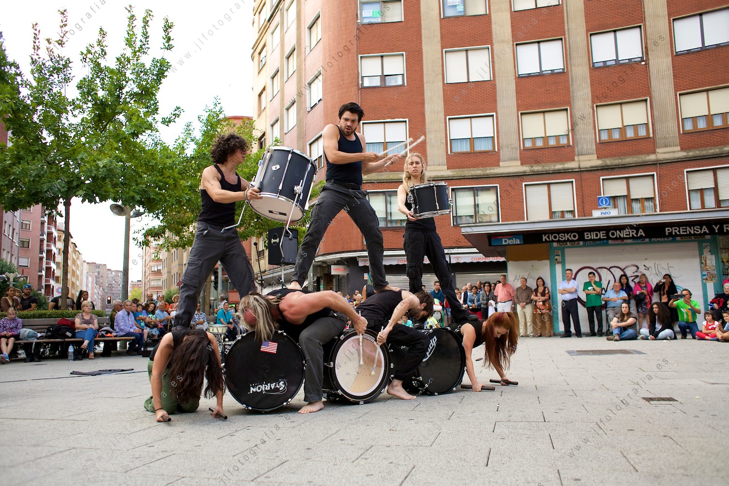 castillo humano con los miembros del grupo Tred dance en la plaza bide Onera de Barakaldo