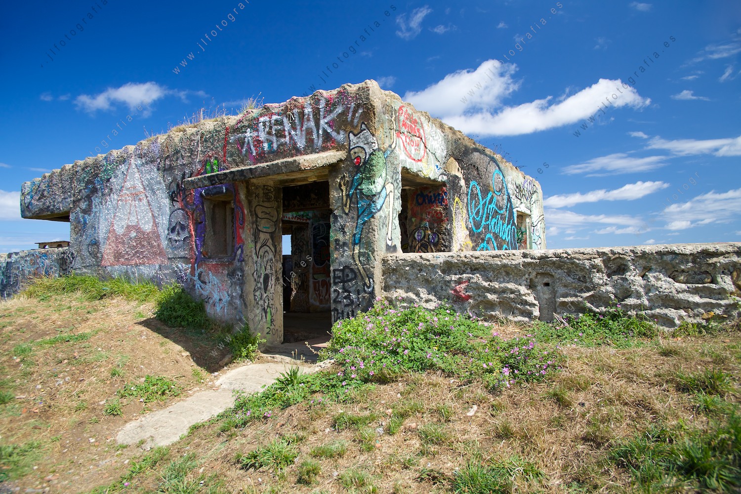 Antigua garita bunker de la costa vasca en los acantilados de Sopelana, lleno de grafitis