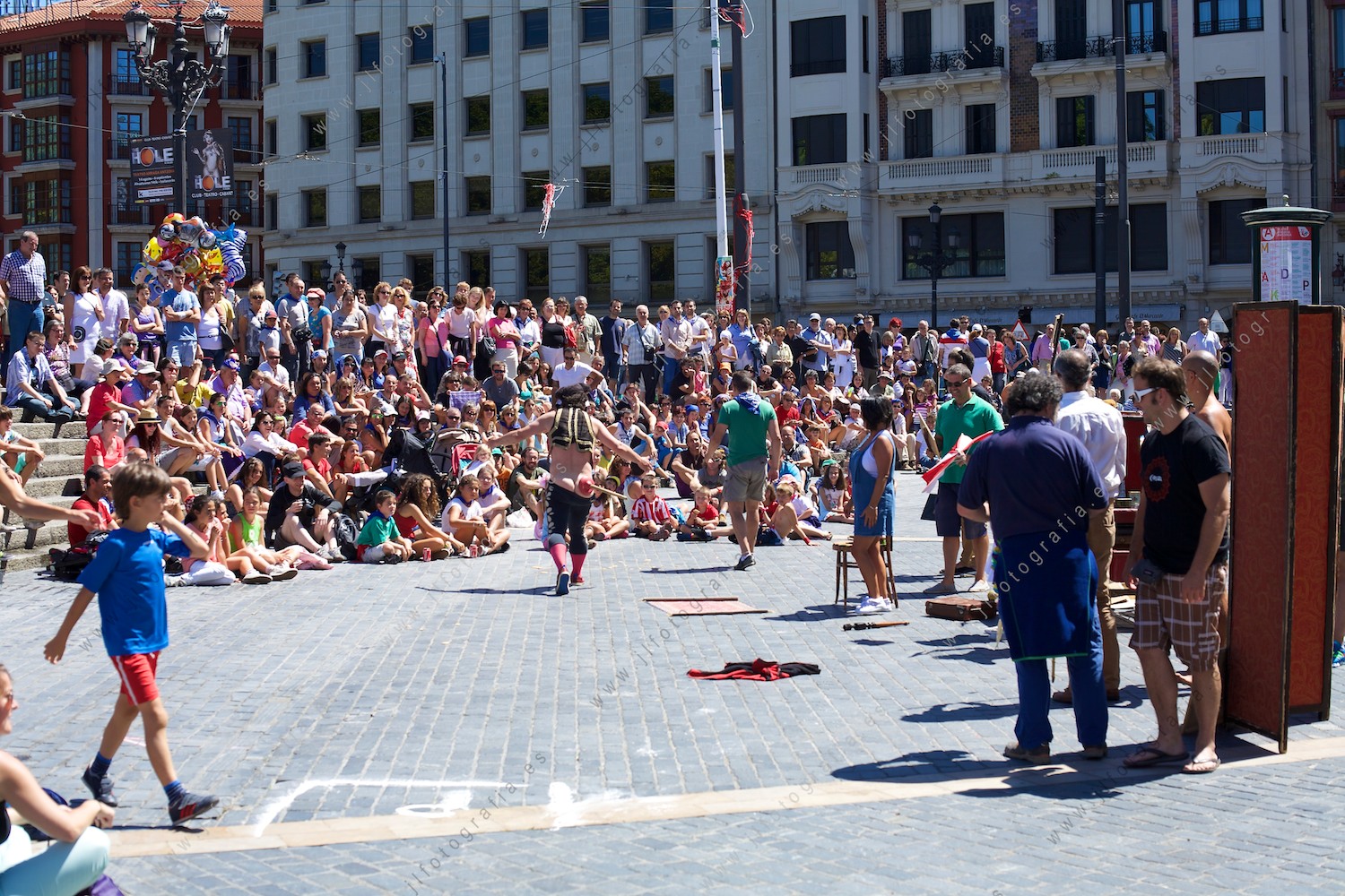 Aste Nagusia de Bilbao, actuación de teatro de calle divertido en la plaza del Arriaga