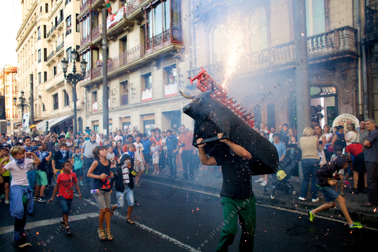 Aste Nagusia de Bilbao, toro de fuego en el Arenal, junto al Boulevard con la participación de muchos niños