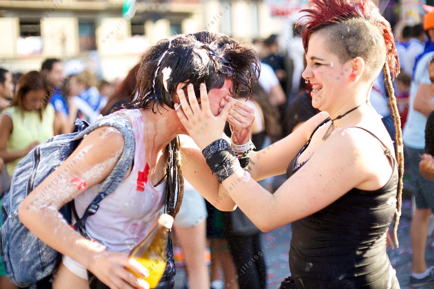 Aste Nagusia de Bilbao, dos chicas empapadas en vino y harina tras el chupinazo de inicio de las fiestas