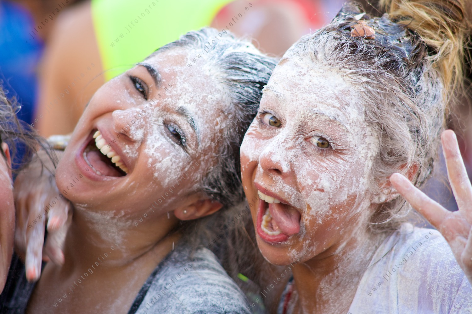 Aste Nagusia de Bilbao, dos chicas embadurnadas de harina, sonrien tras el chupinazo
