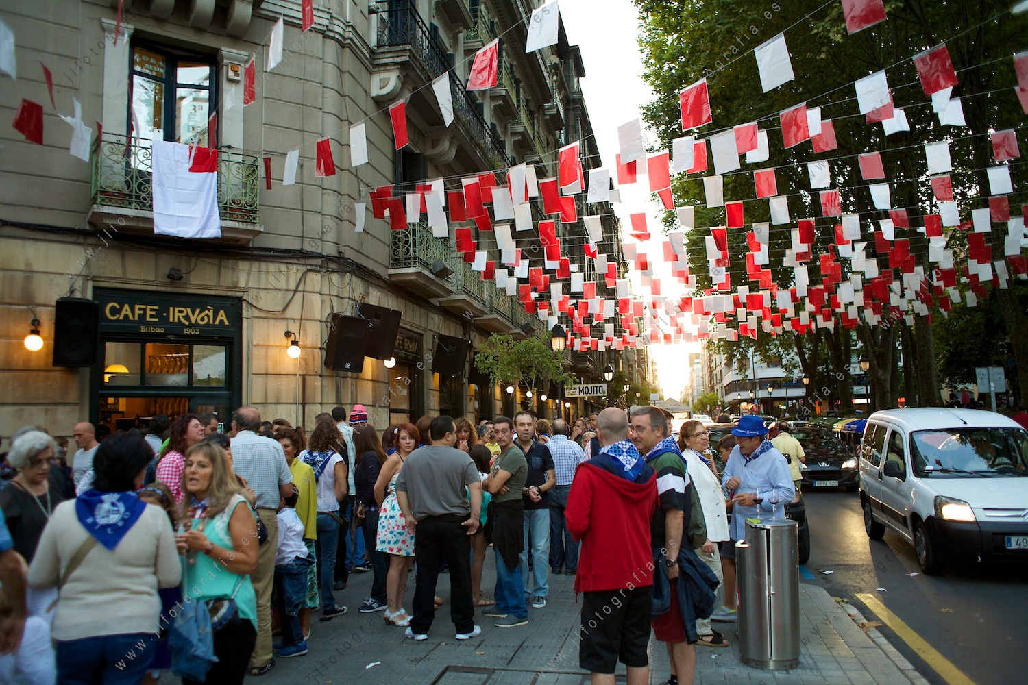 Aste Nagusia de Bilbao, muchísima gente en las calles, como en la zona de jardines de Albia.