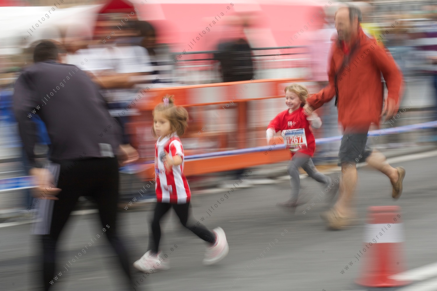 Aste Nagusia de Bilbao, barrido de niñas corriendo en la carrera urbana