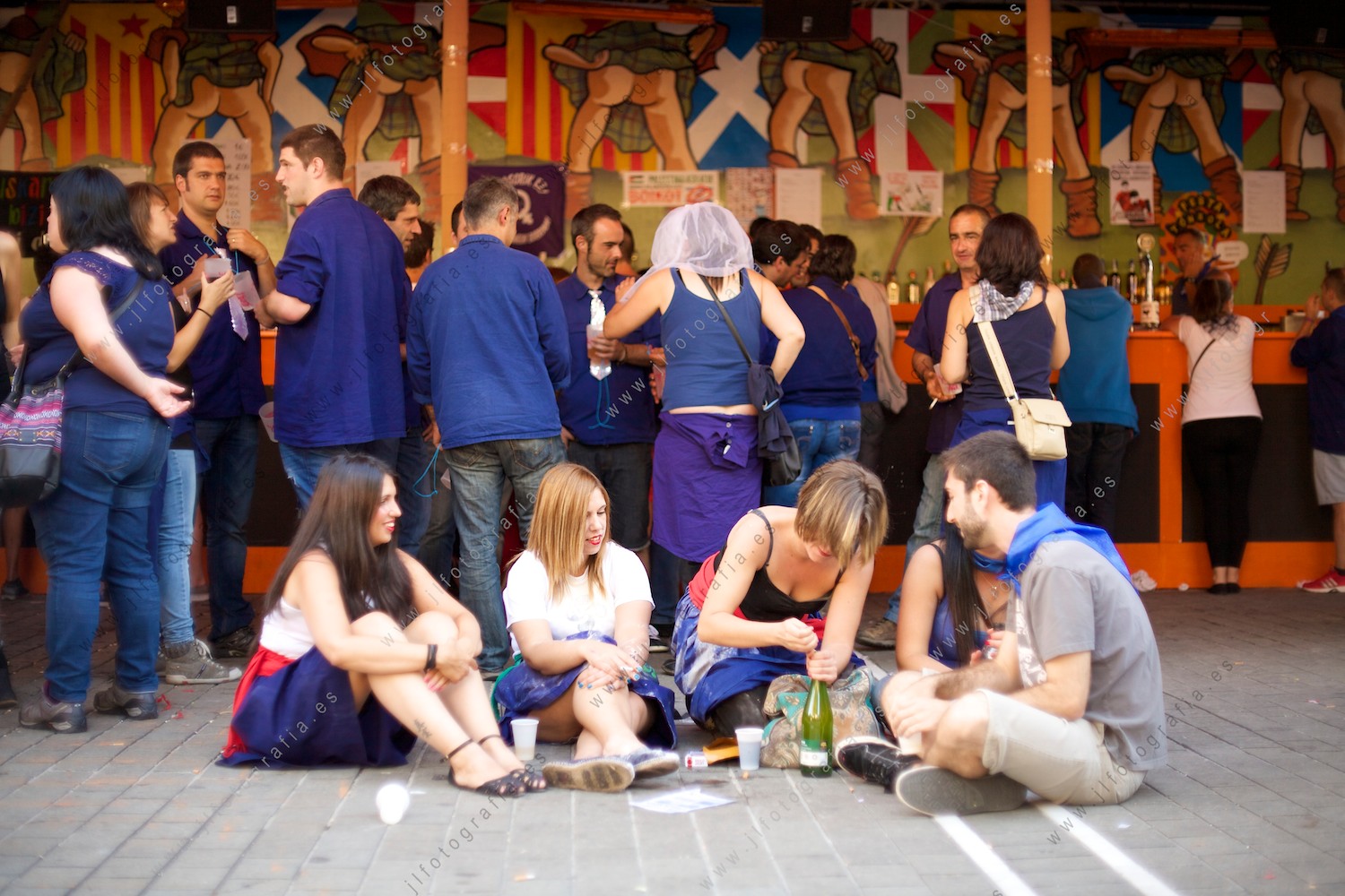 Aste Nagusia de Bilbao, grupo de jóvenes en la zona de txoznas bebiendo sidra