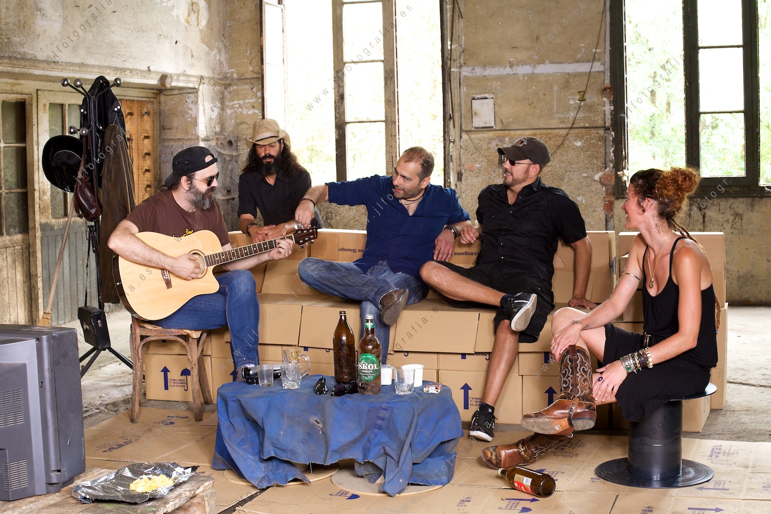 El grupo musical de rock Jardín Infierno preparando la sesión de feotos del reportaje para el nuevo disco