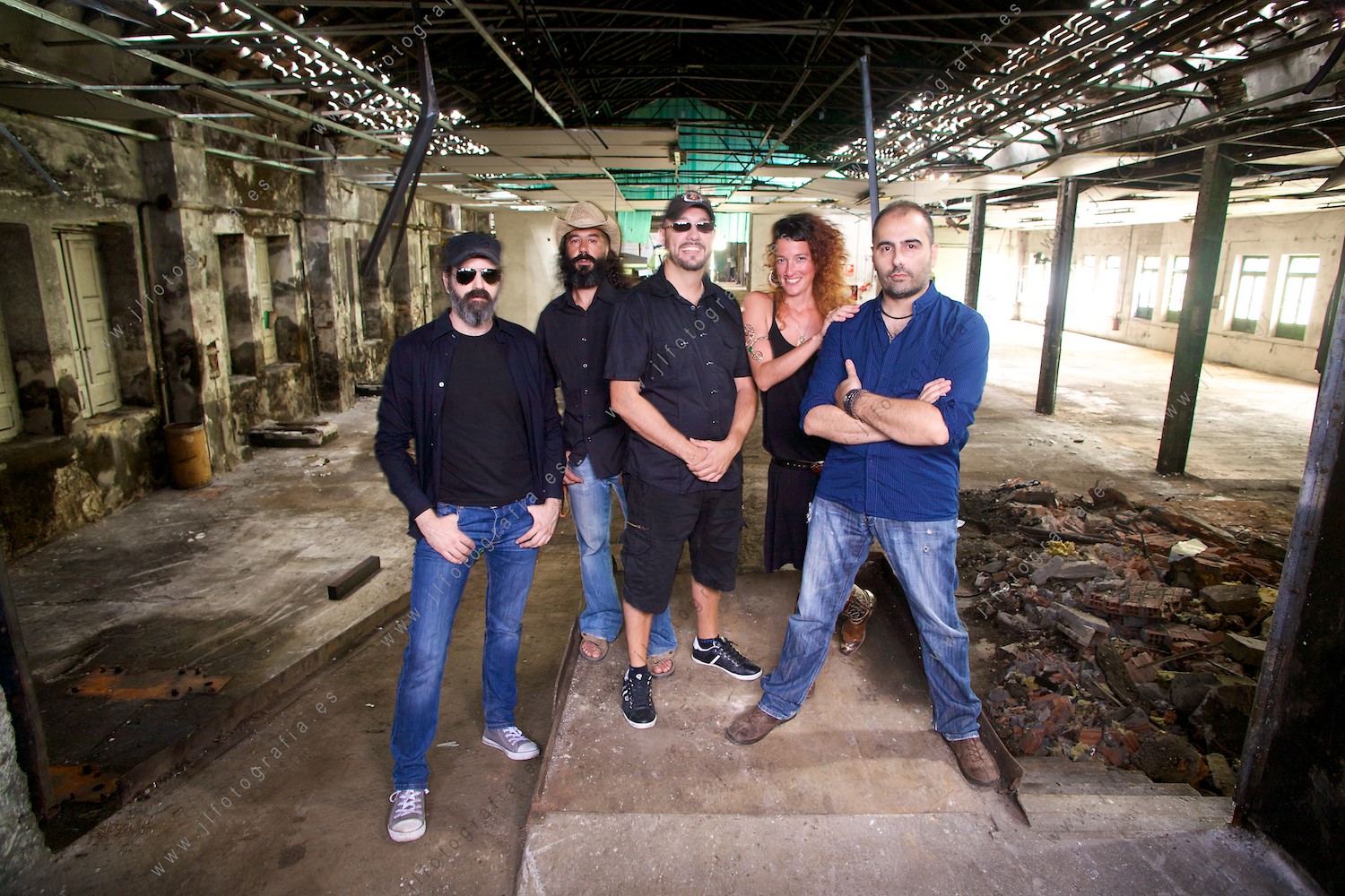 El grupo de rock, Jardín Infierno posando para el nuevo disco, en una fábrica abandonada