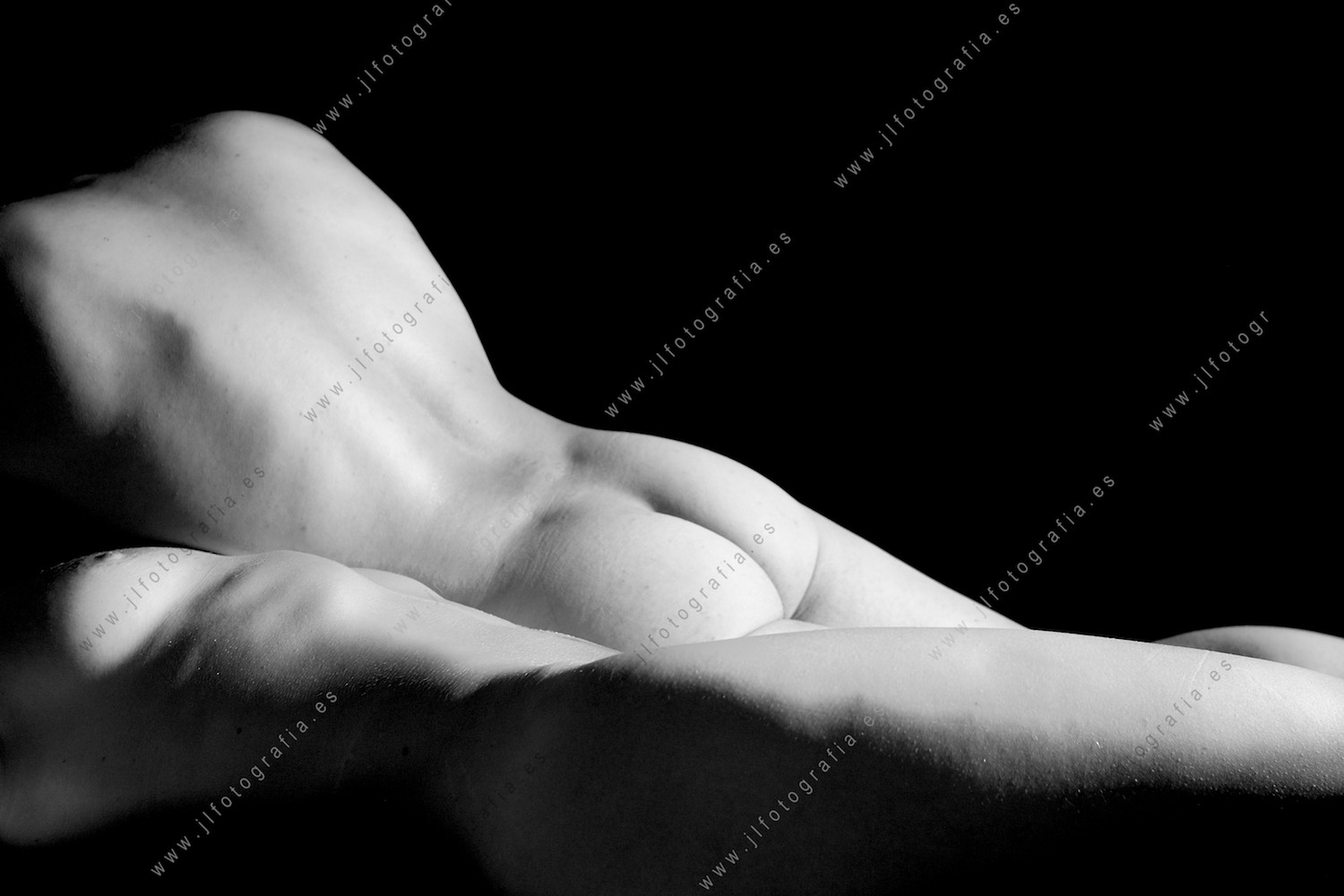 Retrato de estudio de cuerpos desnudos de un hombre y una mujer, detalle de espaldas y frente