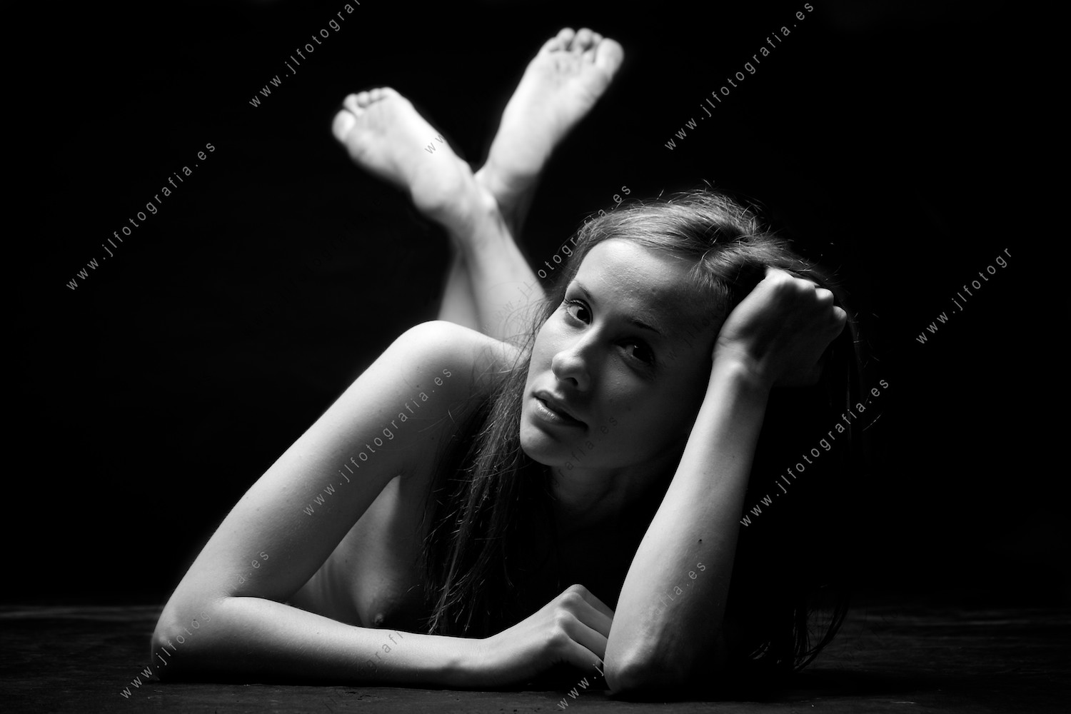 Retrato de estudio de cuerpo desnudo de la modelo profesional Saloa, en posado tumbado