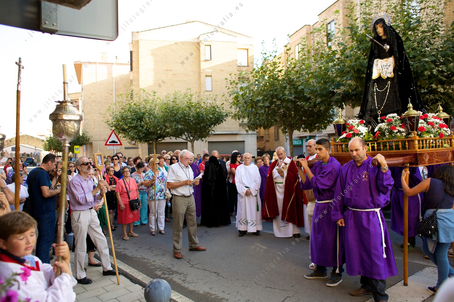 procesión religiosa Los Picaos en San Vicente de la Sonsierra con una imagen de la virgen María