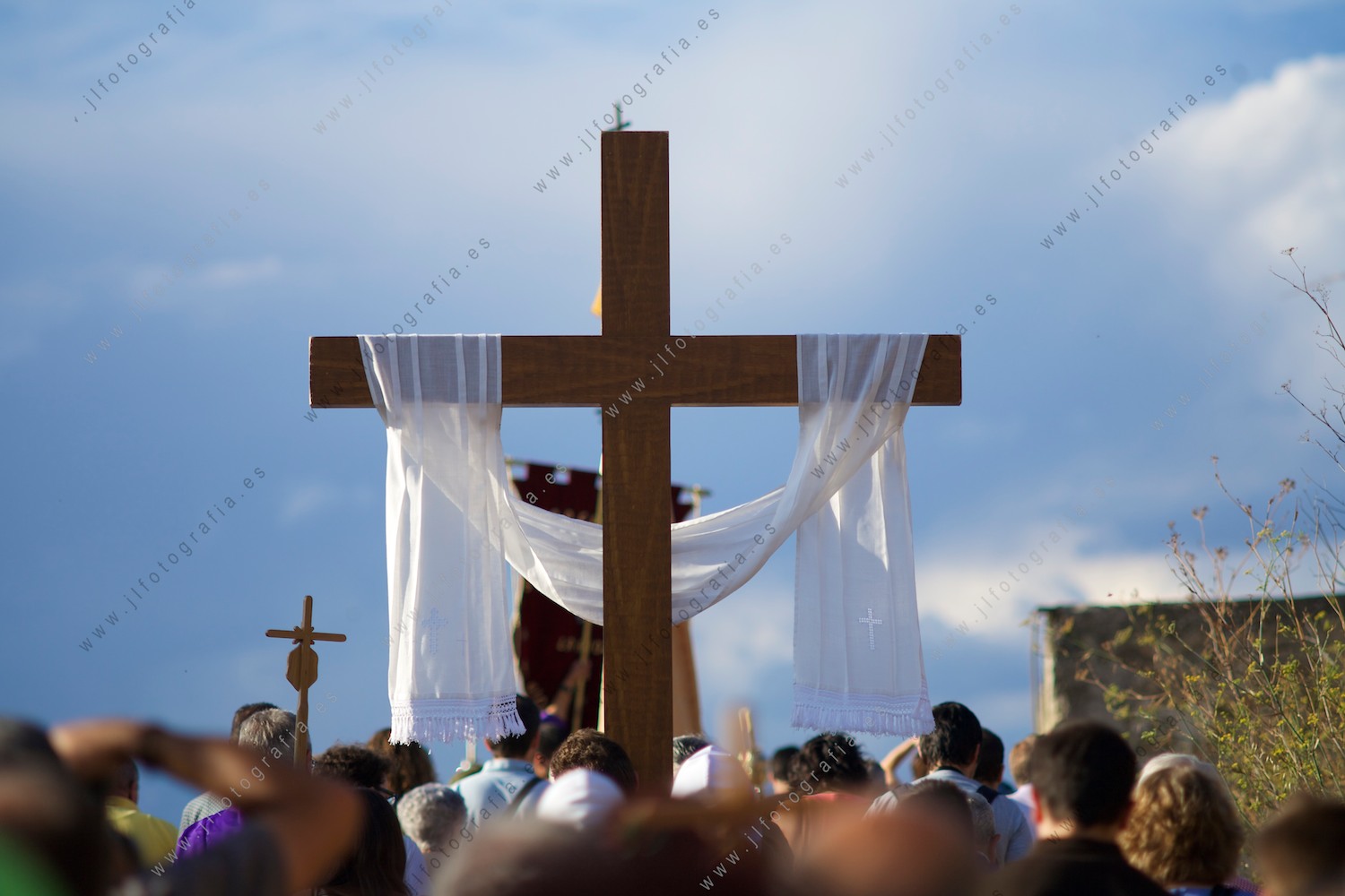 retrato de una cruz en la procesión religiosa de Los Picaos