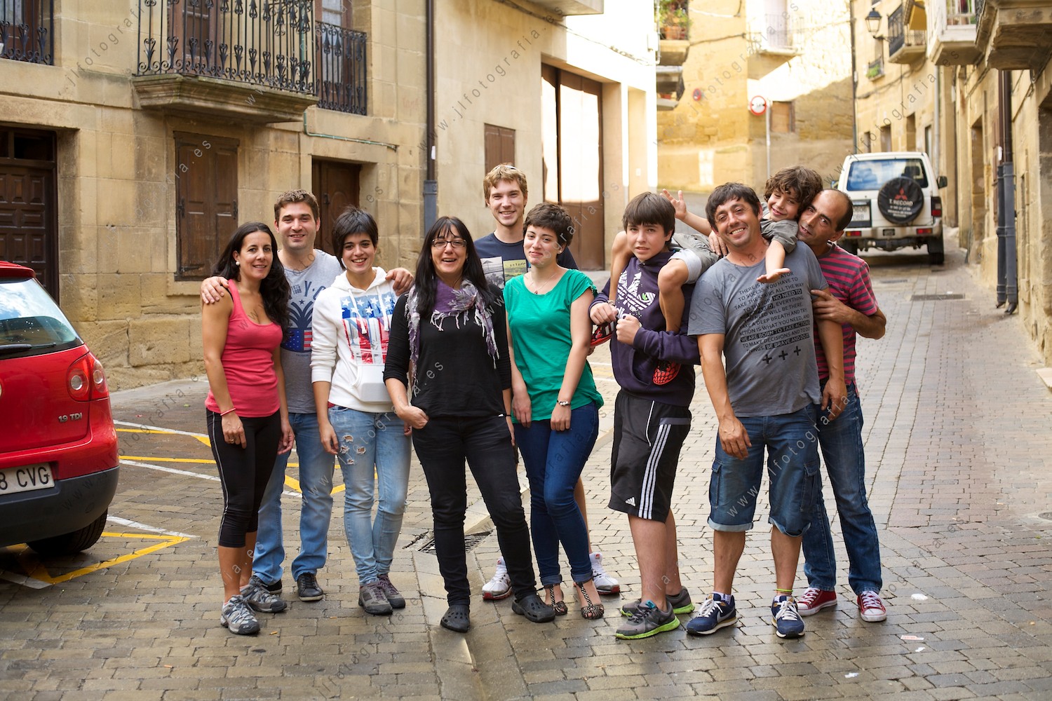 grupo de personas habitantes de San Vicente de la Sonsierra, posando para el retrato en la calle