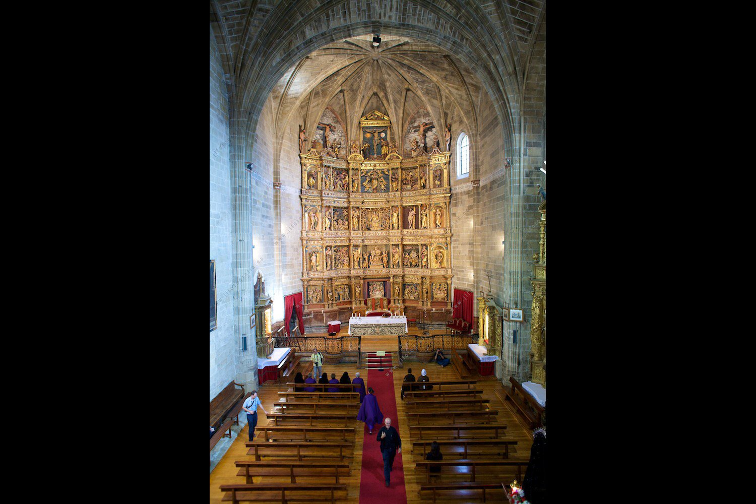 Interior de la Iglesia de Santa María la Mayor, el altar de pan de oro, en San Vicente de la Sonsierra 