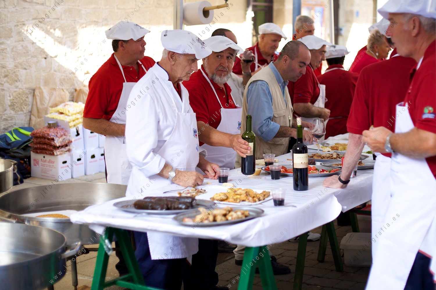 grupo de cocineros preparando los menús de la sociedad gastronómica en Labastida 