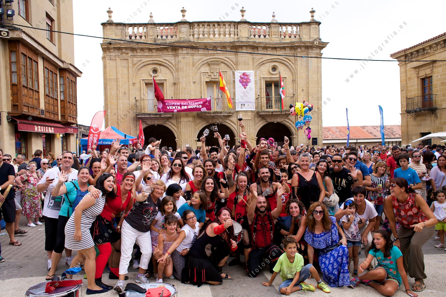 grupo de gente posando para los fotógrafos delante del ayuntamiento de Labastida en la fiesta de la vendimia 