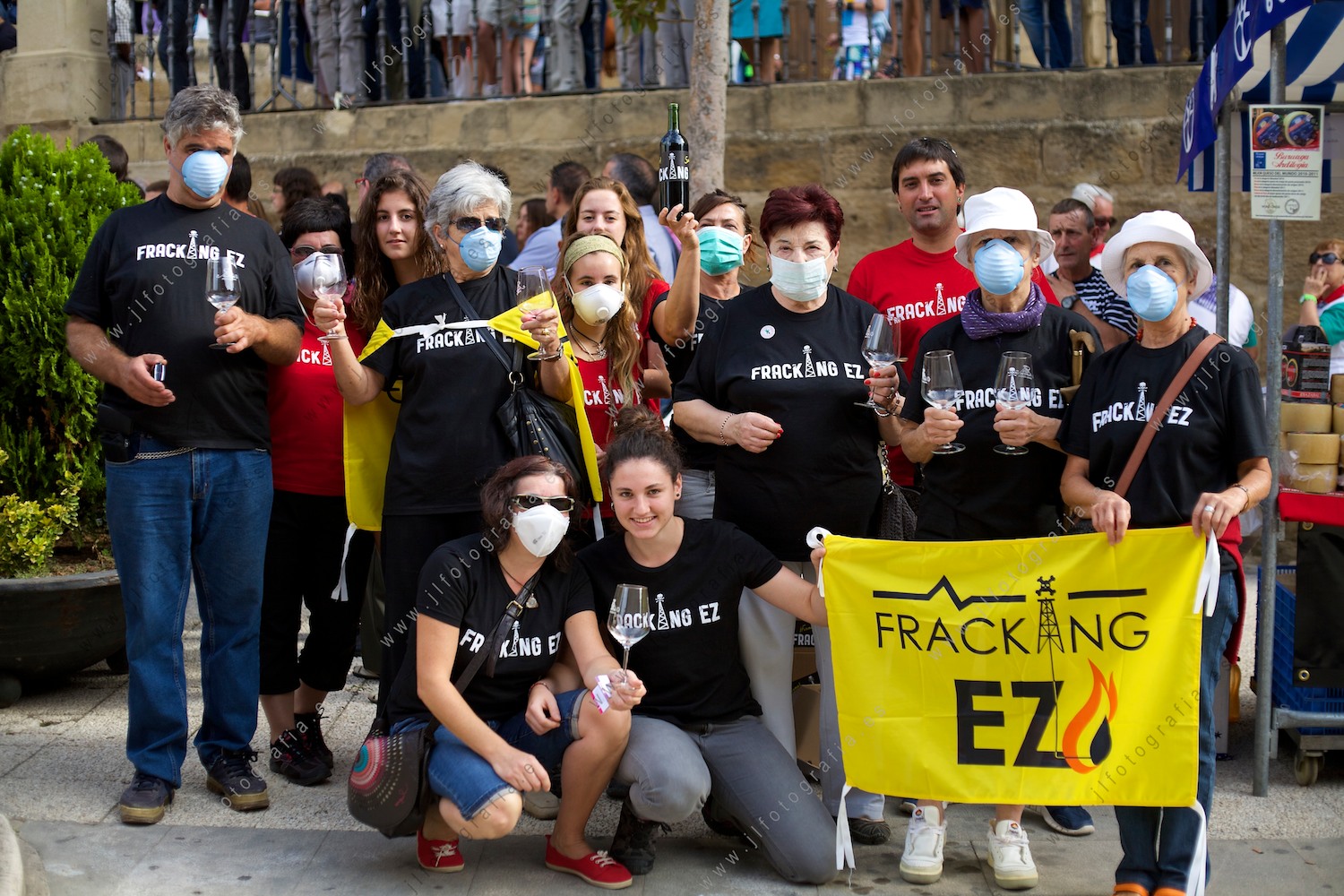 grupo de personas protestando contra el gas esquisto, Fracking Ez, no alfracking en nuestros suelos