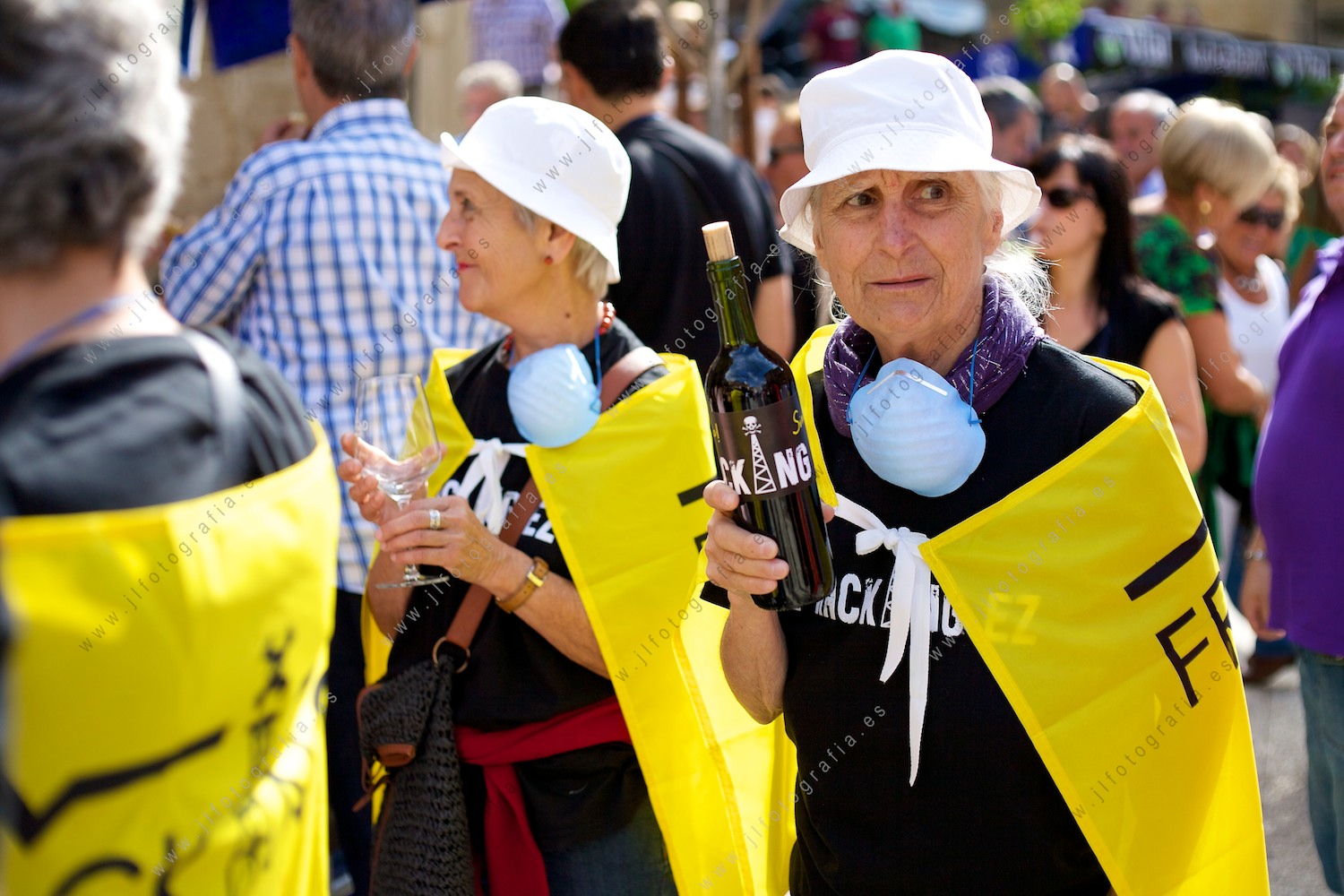 retrato de anciana con una botella de vino, protestando contra el sistema de extracción de gas de fractura del suelo