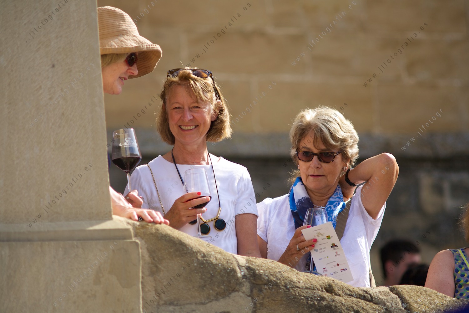 retrato de tres señoras que tienen copas de vino en el día de la vendimia en Labastida