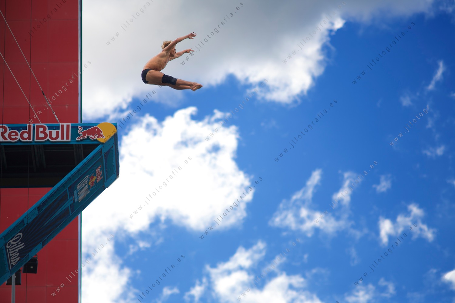 saltando un clavadista con el cielo de fondo en Bilbao