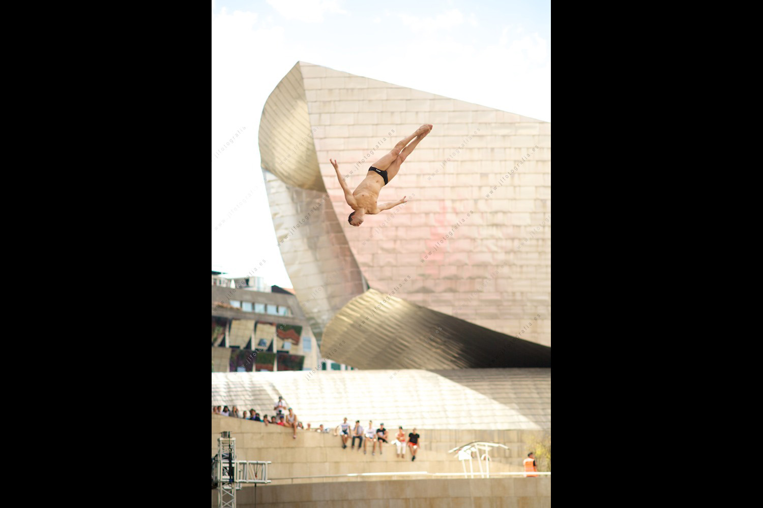 Saltador mirando hacia el suelo con el Guggenheim Bilbao de fondo en la competición de Red Bull