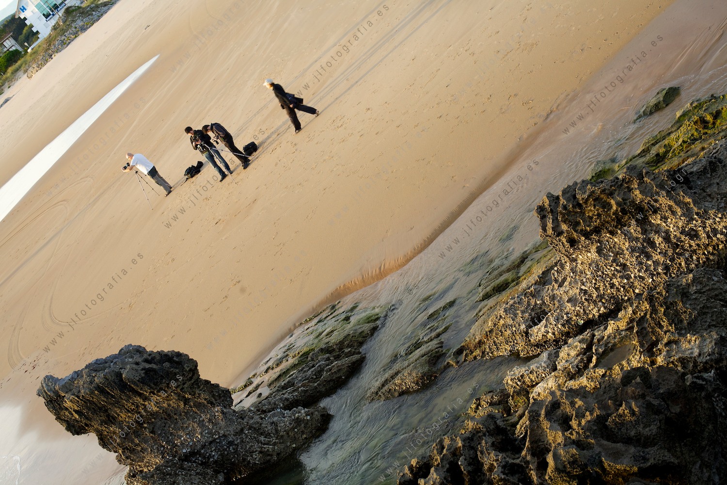 grupo de fotógrafos de Denbora, en la costa de Noja, playa de Ris