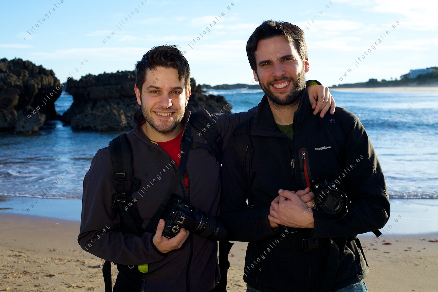 David e Iván, fotógrafos de Denbora en la playa de Ris de Noja