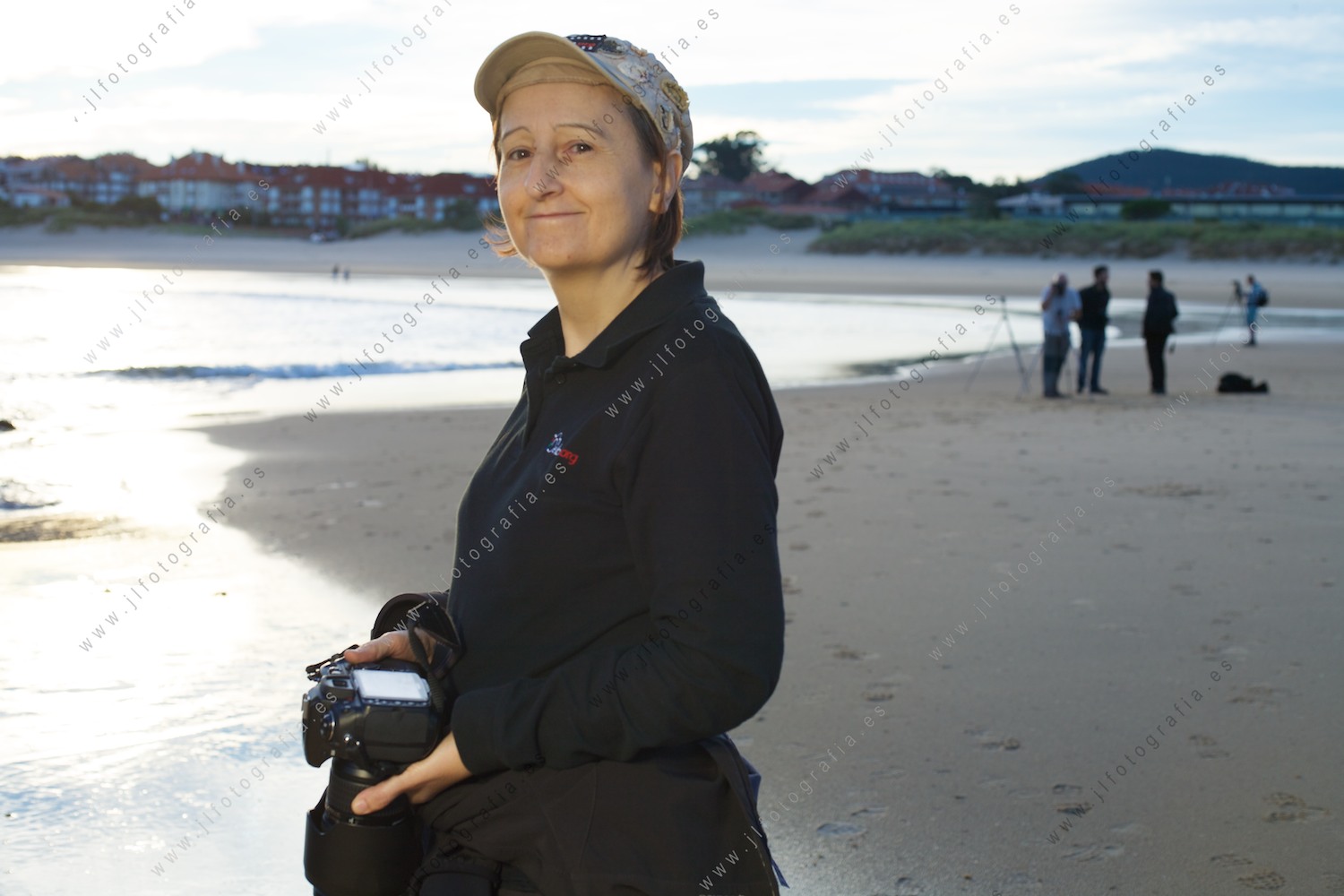 Josune Reoyo, fotógrafa de Denbora, posando para el retrato en la playa de Ris de Noja