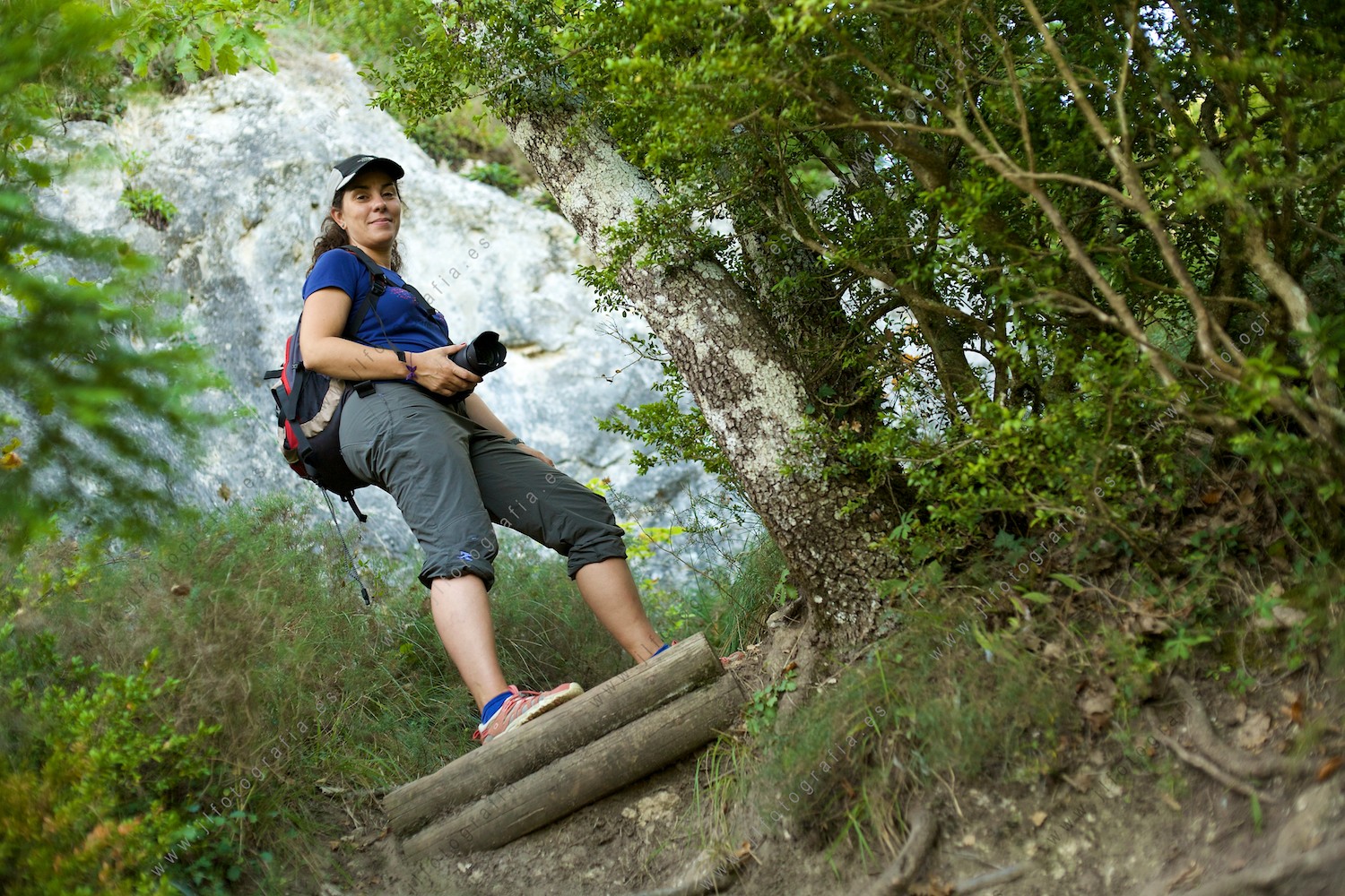 Compañera fotógrafa de Denbora posando en la subida de la sierra de Entzia