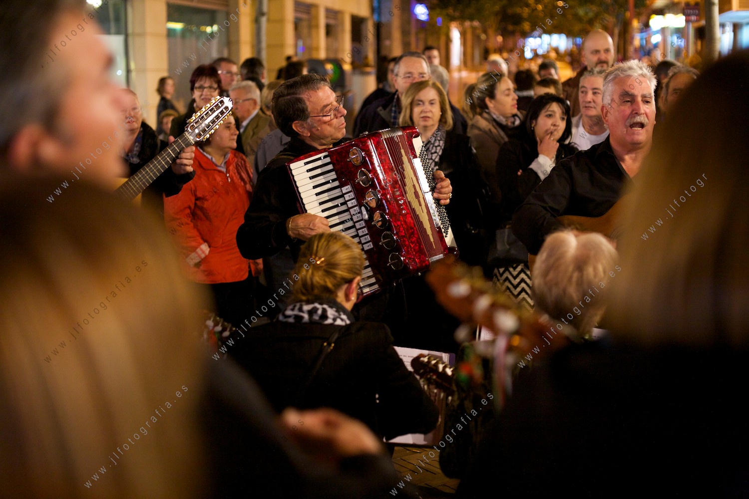 Concierto en las calles de Barakaldo con los amigos de la guitarra, retrato de un acordeonista