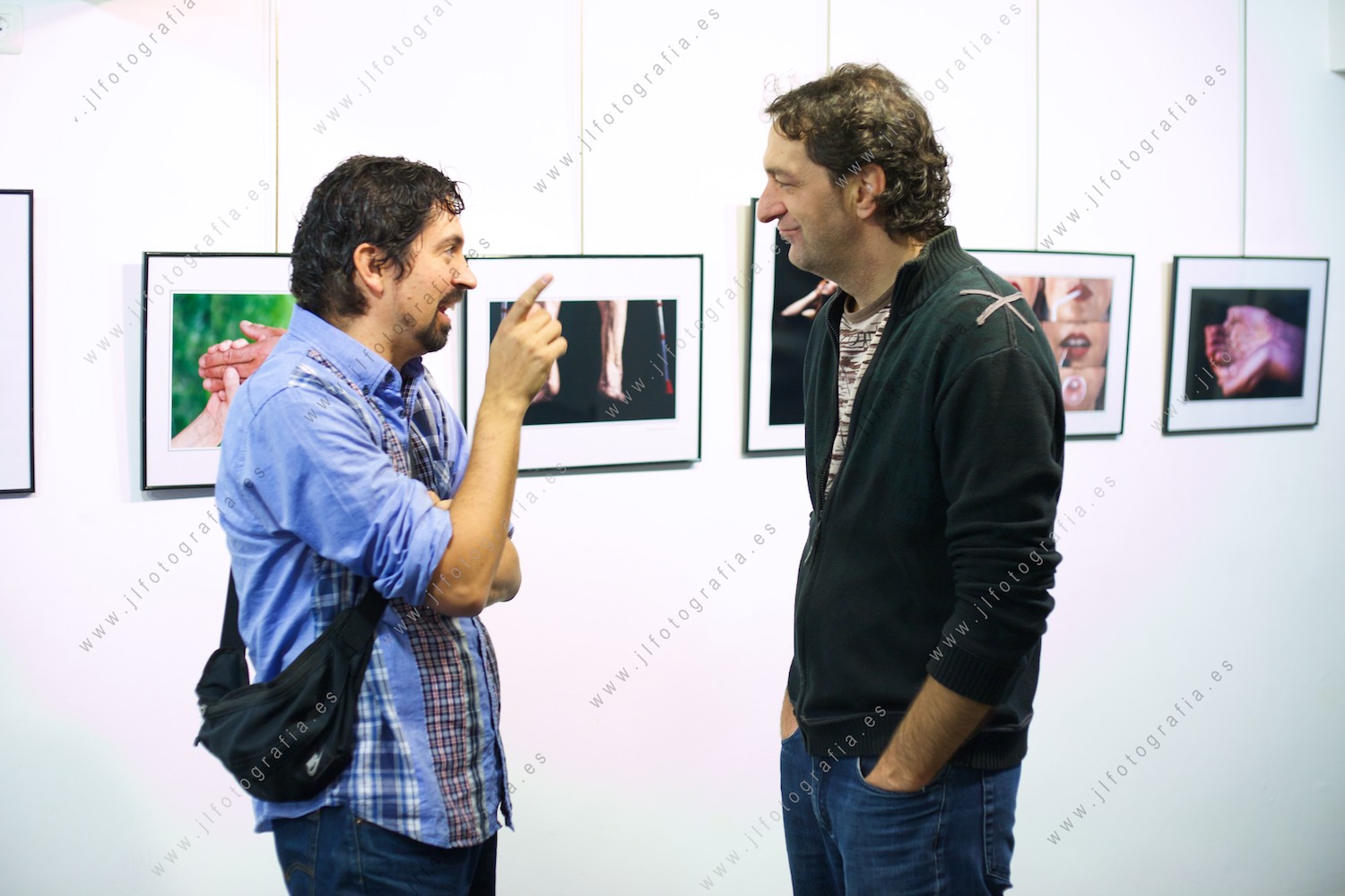 Los fotógrafos Iñigo Escalante y Javier Alonso hablando en la sala de exposiciones del edificio Casino de Barakaldo