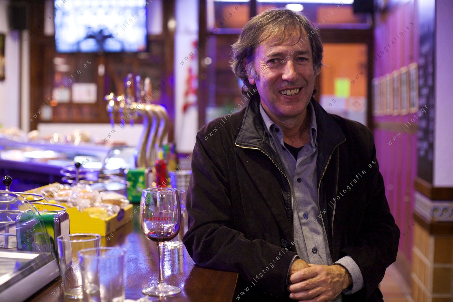 Juan Torre retratado en un bar tras la charla debate de Denbora