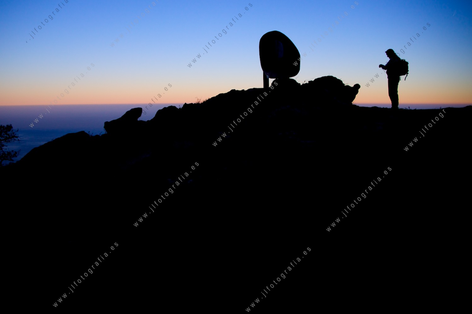 Silueta de un fotógrafo al amanecer desde el monte Jaizkibel 