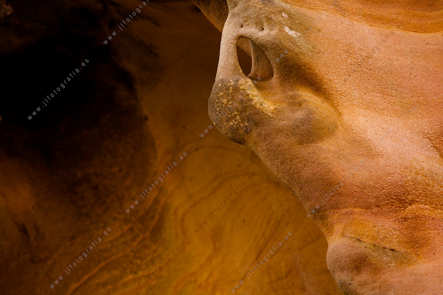 Formas, colores y texturas que se forman en el valle de los colores de Jaizkibel, esta parece un anciano mirando