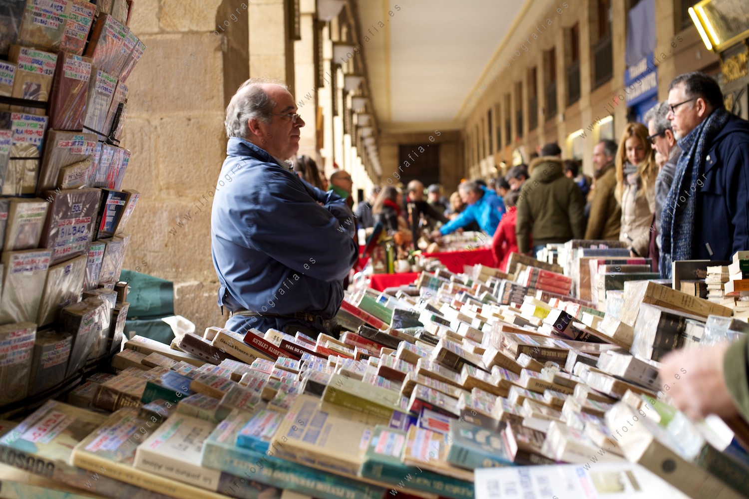 Mercado de la Plaza Nueva de Bilbao con puestos de libros