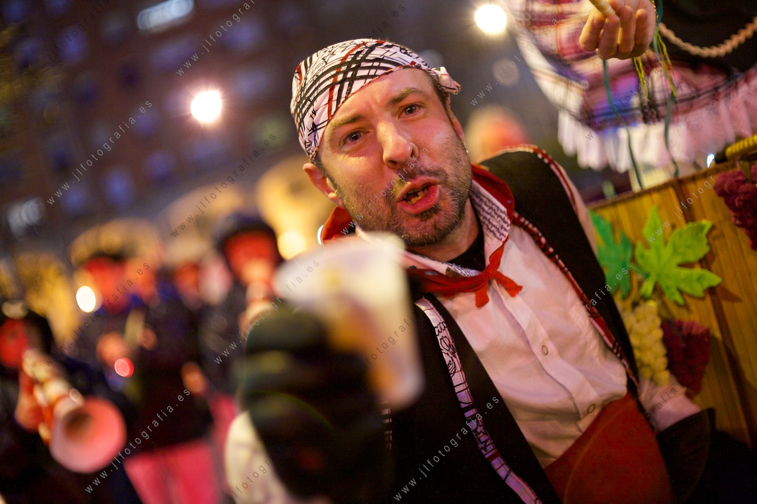 Carnaval de Barakaldo, retrato de disfraz de zaragozano ofreciendo un vaso de vino