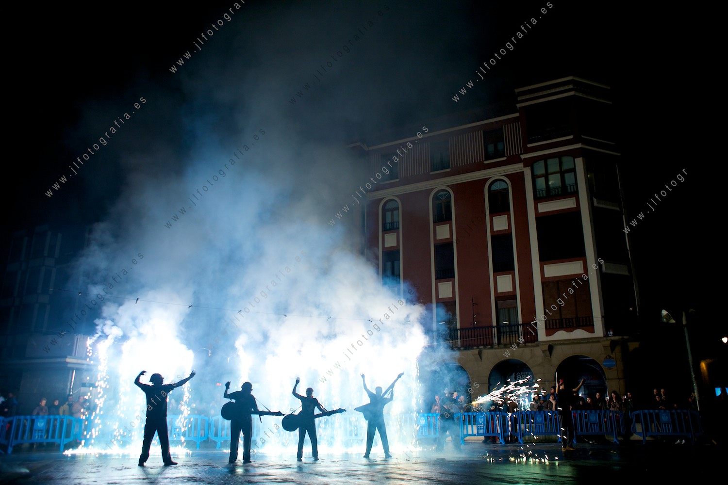 Actuación de rock para la clausura de las fiestas en la Herriko Plaza, durante el entierro de la sardina de los carnavales de Barakaldo