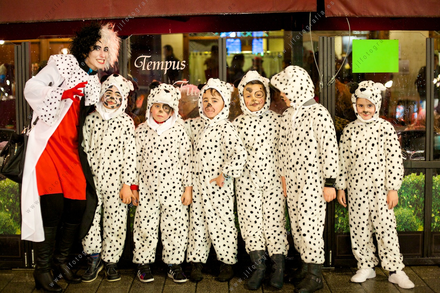Carnaval de Barakaldo, Cruella de Ville con niños disfrazados de dálmatas