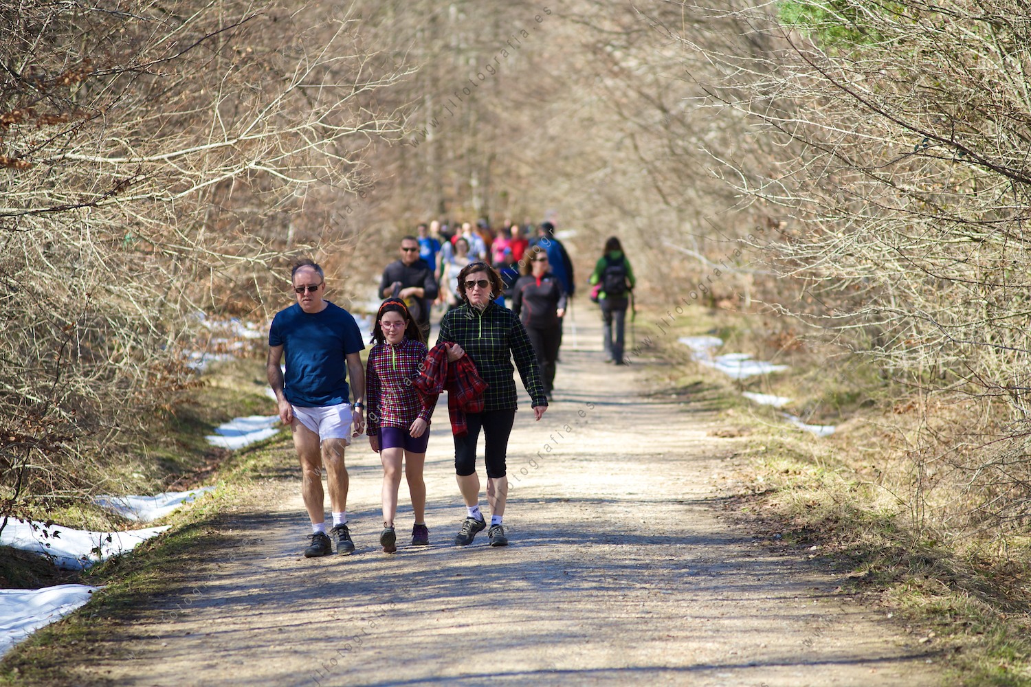 Muchos montañeros y familias enteras disfrutando del paseo por la ruta del desfiladero del Nervión