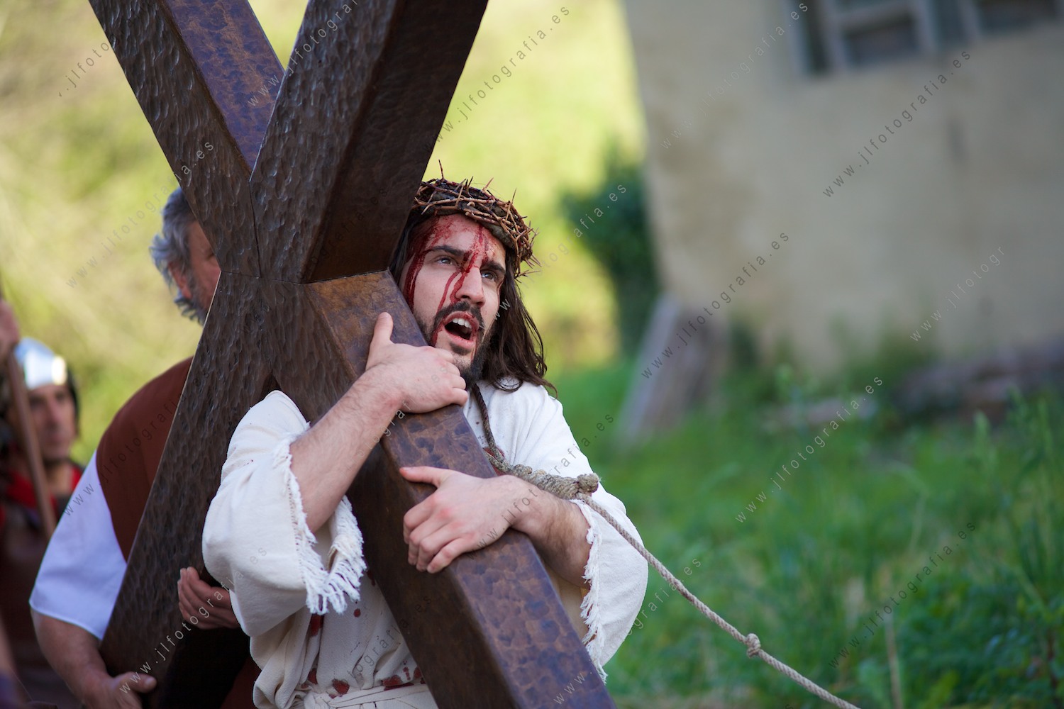 Cristo arrastrándo la cruz durante el viacrucis de Balmaseda