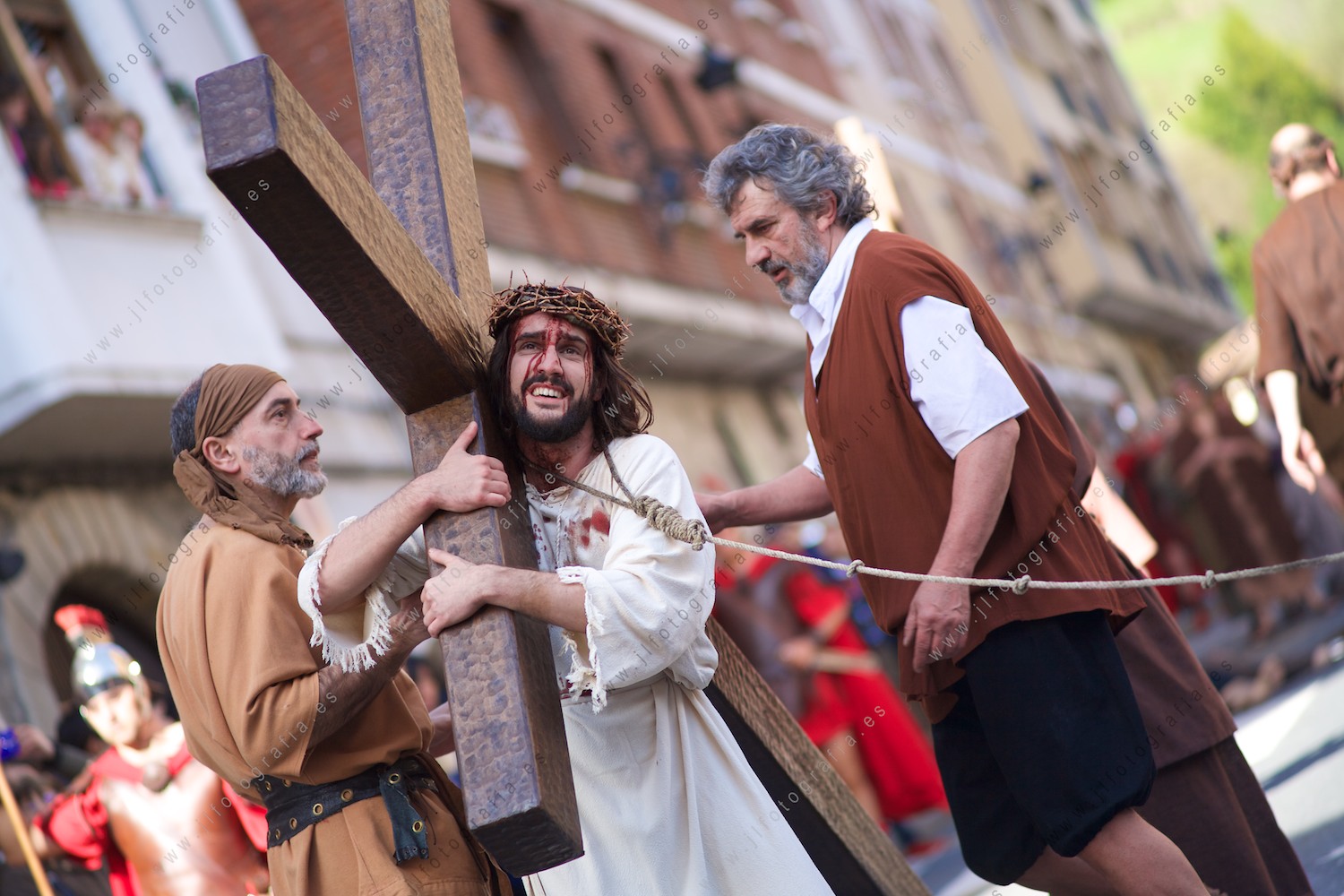 Jesucristo arrastra la cruz por las calles de Balmaseda en su viacrucis