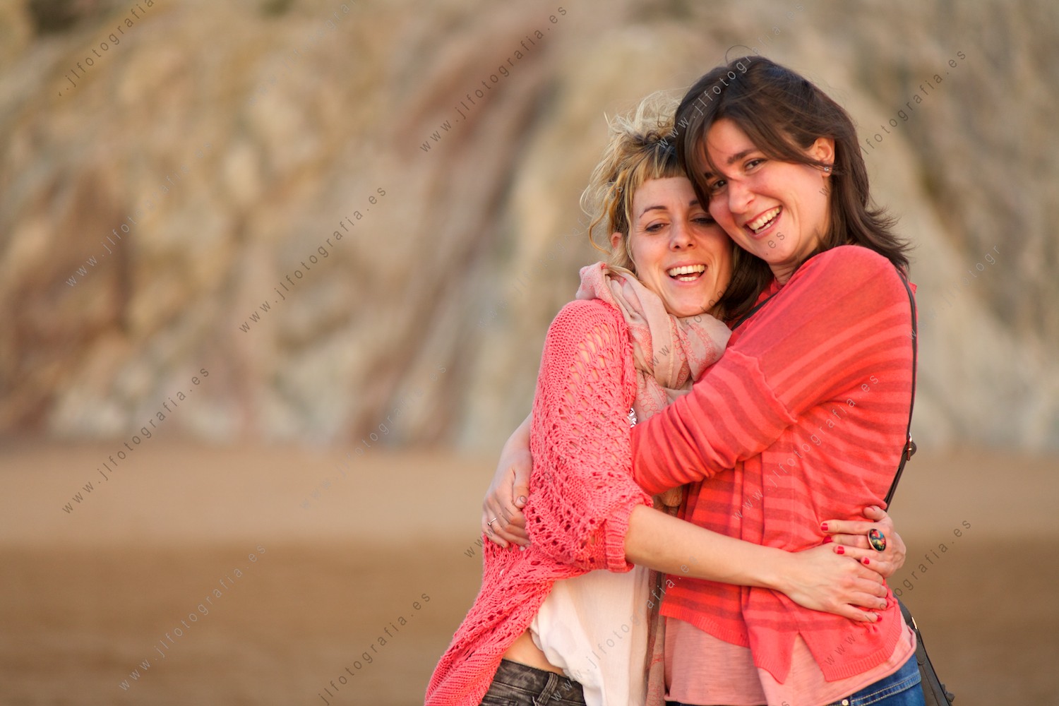 Dos chicas abrazadas en plano medio 