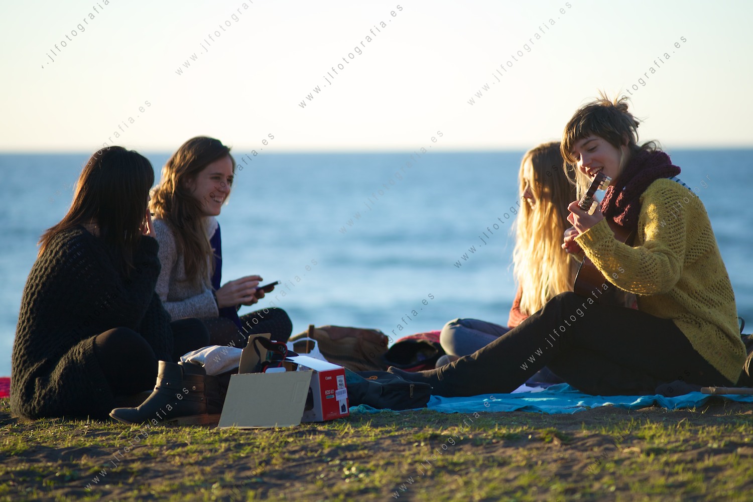 Grupo de amigas en la playa de Azkorri reunidas cantando