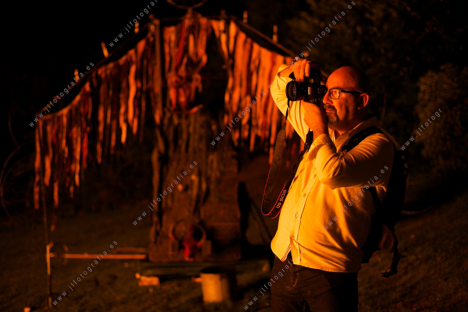 Un fotógrafo retratando junto a la hoguera